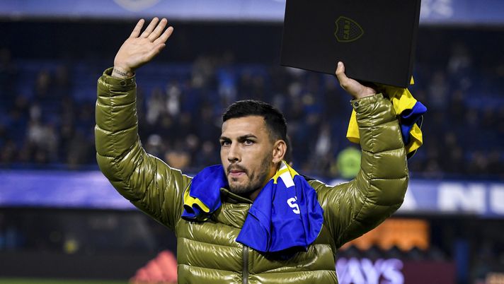 BUENOS AIRES, ARGENTINA - JUNE 05: Former Boca Juniors player and now on Paris Saint-Germain Leandro Paredes greets the fans before a match between Boca Juniors and Arsenal as part of the opening round of Liga Profesional Argentina 2022 at Estadio Alberto J. Armando on June 5, 2022 in Buenos Aires, Argentina. (Photo by Marcelo Endelli/Getty Images) Paredes Boca Juniors