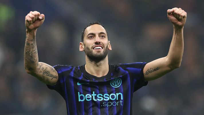 MILAN, ITALY - OCTOBER 29: Hakan Calhanoglu of FC Internazionale celebrates after scoring their team's third goal during the Serie A match between FC Internazionale and ACF Fiorentina at Giuseppe Meazza Stadium on October 29, 2025 in Milan, Italy. (Photo by Marco Luzzani/Getty Images) L’Inter si rialza subito e aggancia il Milan in classifica: 3-0 contro la Fiorentina - immagine 1