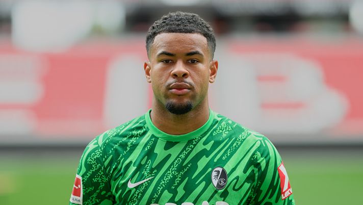 FREIBURG IM BREISGAU, GERMANY - JULY 30: Noah Atubolu of SC Freiburg poses during the team presentation at Europa-Park Stadion on July 30, 2025 in Freiburg im Breisgau, Germany. (Photo by Christian Kaspar-Bartke/Getty Images) Bundesliga, Atubolu scrive la storia: parati cinque rigori di fila - immagine 1