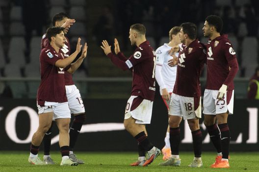 TURIN, ITALY - DECEMBER 13: (L-R) Giovanni Simeone of Torino FC,Saul Coco of Torino FC and Nikola Vlasic of Torino FC celebrates a victory for 1-0 against US Cremonese during the Serie A match between Torino FC and US Cremonese at Stadio Olimpico Grande Torino on December 13, 2025 in Turin, Italy. (Photo by Stefano Guidi - Torino FC/Torino FC 1906 via Getty Images) Torino, le reazioni social dei giocatori: Simeone festeggia il rientro- immagine 2