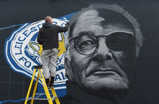 LEICESTER, ENGLAND - APRIL 29: An image of Claudio Ranieri, manager of Leicester City is painted on a wall on April 29, 2016 in Leicester, England. (Photo by Michael Regan/Getty Images) Ranieri, fine corsa da leggenda: da Toldo a Kramaric, l’omaggio al mister gentiluomo (VIDEO)- immagine 3
