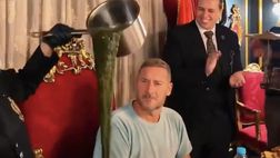 VIDEO – Totti, dalla canzone retró alla chef bizzarra: che accoglienza in Egitto