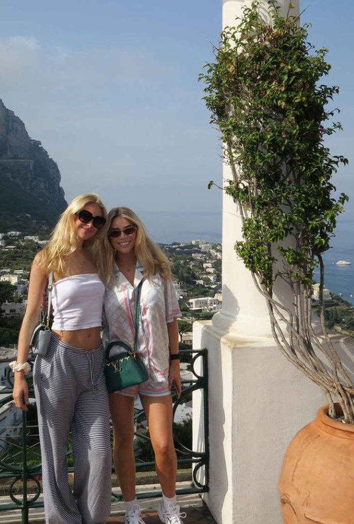 Cam Reading, fidanzata del centrocampista azzurro Scott McTominay, ha visitato la splendida isola campana