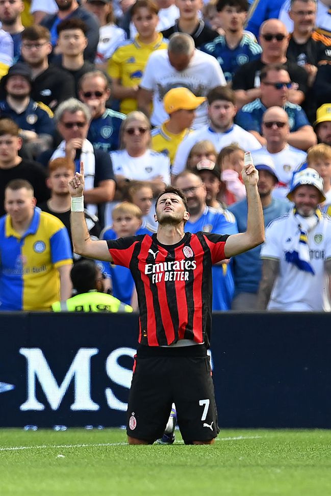 DUBLIN, IRELAND - AUGUST 09: Santiago Gimenez of AC Milan celebrates scoring his team's first goal during the pre-season friendly match between Leeds United and AC Milan at Aviva Stadium on August 09, 2025 in Dublin, Ireland. (Photo by Charles McQuillan/Getty Images) Gimenez: “Sogno di vincere lo Scudetto col Milan. Allegri? Unisce la squadra”- immagine 4