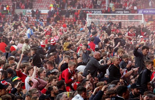 I tifosi del Wrexham AFC festeggiano in campo dopo la vittoria per 3-0 dopo la partita di Sky Bet League One tra Wrexham AFC e Charlton Athletic FC al Racecourse Ground. (Photo by Kya Banasko/Getty Images) Il sogno del Wrexham continua! Il club di Ryan Reynolds promosso in Championship- immagine 3