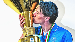 GALLERY Una coppa, mille emozioni: i ritratti dei campioni azzurri col trofeo