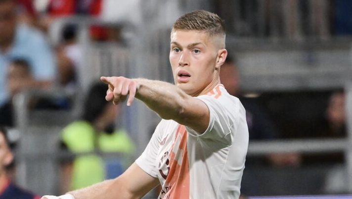 CAGLIARI, ITALY - AUGUST 18: Artem Dovbyk of AS Roma during the Serie A match between Cagliari and AS Roma at Sardegna Arena on August 18, 2024 in Cagliari, Italy. (Photo by Fabio Rossi/AS Roma via Getty Images) Roma, da Dovbyk e Hummels a Hermoso e Cristante: ci può giocare e chi no col Braga - immagine 1
