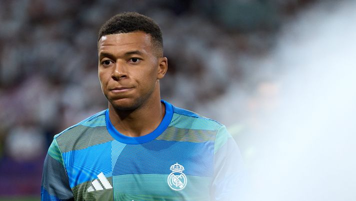 MADRID, SPAIN - AUGUST 30: Kylian Mbappe of Real Madrid warms up prior to the LaLiga EA Sports match between Real Madrid CF and RCD Mallorca at Estadio Santiago Bernabeu on August 30, 2025 in Madrid, Spain. (Photo by Angel Martinez/Getty Images) Mbappé si racconta: “Al Real non posso fallire. Il calcio? Senza passione, ti disgusta” - immagine 1
