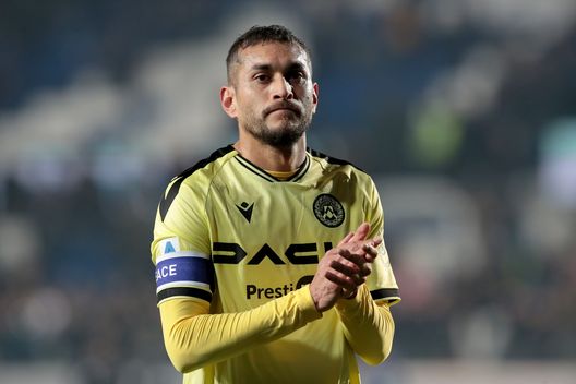 BERGAMO, ITALY - MARCH 04: Roberto Pereyra of Udinese Calcio applauds the fans after the Serie A match between Atalanta BC and Udinese Calcio at Gewiss Stadium on March 04, 2023 in Bergamo, Italy. (Photo by Emilio Andreoli/Getty Images) Radio Bruno: Castrovilli saluta, ecco a chi pensa la Fiorentina per sostituirlo- immagine 2