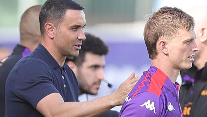 FLORENCE, ITALY - APRIL 27: Head coach Raffaele Palladino manager of ACF Fiorentina and Albert Gudmundsson and Nicolo' Fagioli of ACF Fiorentina celebrates the victory after during the Serie A match between Fiorentina and Empoli at Stadio Artemio Franchi on April 27, 2025 in Florence, Italy. (Photo by Gabriele Maltinti/Getty Images) CorSport consiglia Palladino: “Gudmundsson non faccia il centrocampista aggiunto” - immagine 1