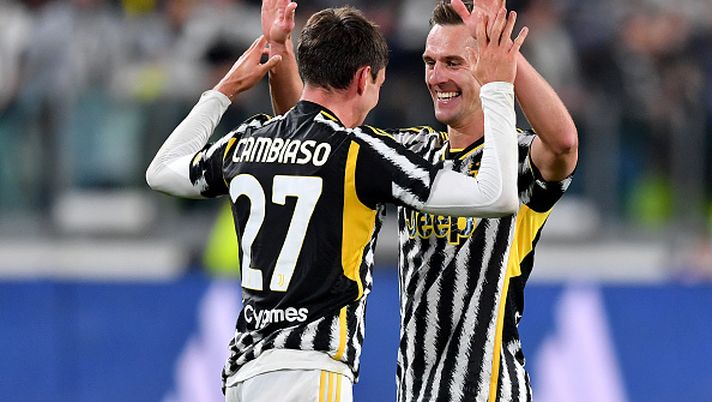 TURIN, ITALY - OCTOBER 28: Andrea Cambiaso of Juventus celebrates with teammate Arkadiusz Milik after scoring the team's first goal during the Serie A TIM match between Juventus and Hellas Verona FC at Allianz Stadium on October 28, 2023 in Turin, Italy. (Photo by Valerio Pennicino/Getty Images) Dal Clasico a Cambiaso - immagine 1