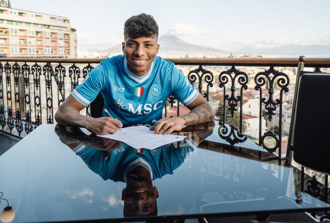 Dopo una lunga trattativa, Alisson Santos è diventato un nuovo giocatore del Napoli. L'esterno brasiliano, proveniente dallo Sporting, ha firmato il suo contratto in azzurro in una location d'eccezione, sullo sfondo del Golfo partenopeo.