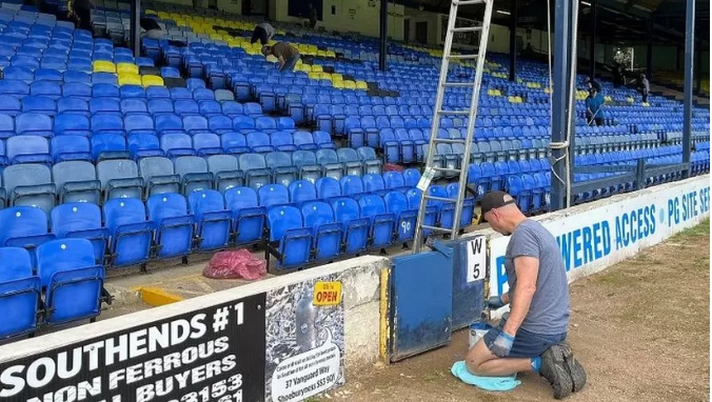 Southend United, i tifosi sistemano lo stadio: atto d’amore per salvare la propria squadra - immagine 1