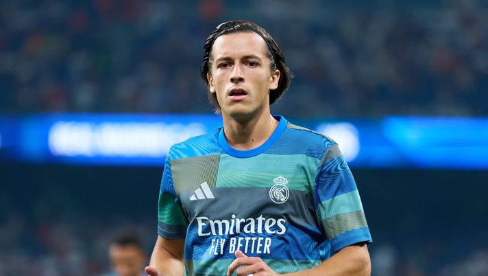 MADRID, SPAGNA - 19 AGOSTO: Alvaro Carreras del Real Madrid si riscalda prima della partita LaLiga EA Sports tra Real Madrid CF e CA Osasuna all'Estadio Santiago Bernabeu il 19 agosto 2025 a Madrid, Spagna. (Foto di Angel Martinez/Getty Images) Alvaro Carreras Real