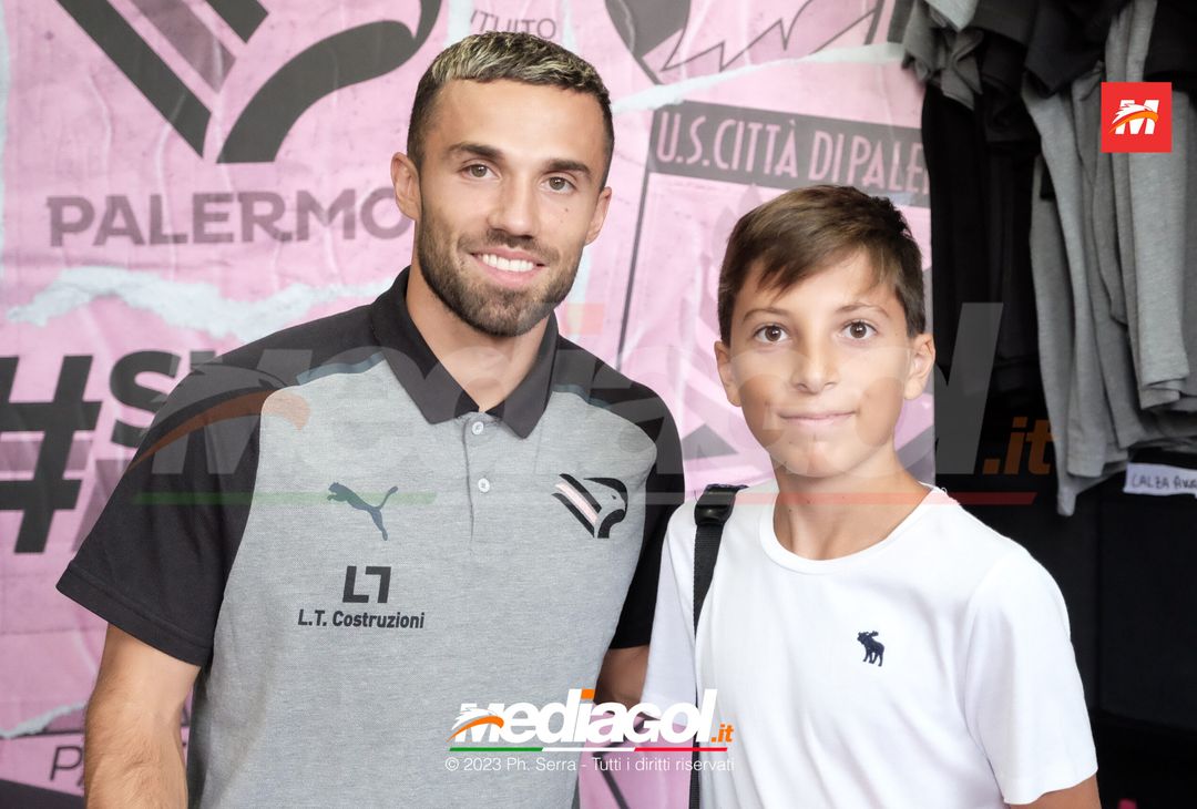FOTO PALERMO: Federico Di Francesco scatta selfie con i tifosi allo store (GALLERY) - immagine 50