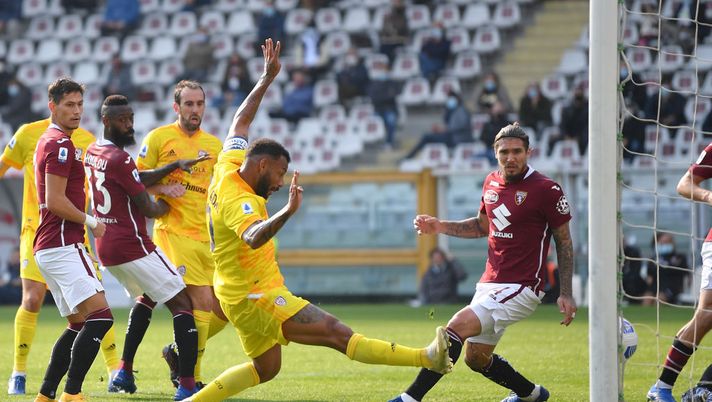 TURIN, ITALY - OCTOBER 18: Joao Pedro of Cagliari Calcio scores a goal during the Serie A match between Torino FC and Cagliari Calcio at Stadio Olimpico di Torino on October 18, 2020 in Turin, Italy. (Photo by Valerio Pennicino/Getty Images) Torino, la difesa preoccupa Giampaolo: già 8 gol subiti, 50 in tutto il 2020 - immagine 1