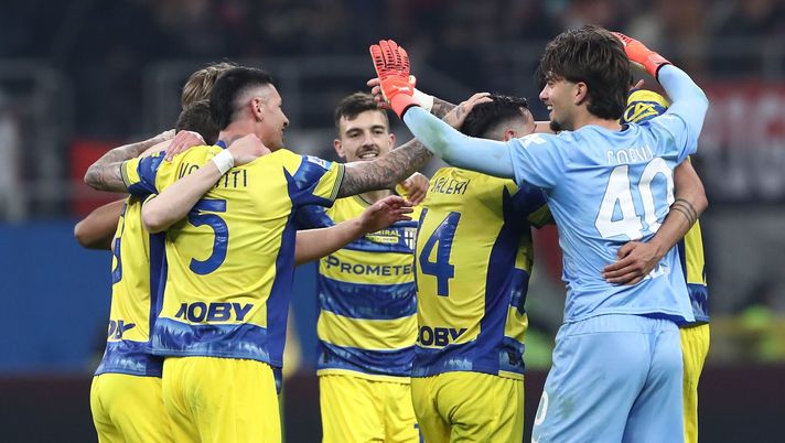 Festeggiamenti del Parma dopo il gol convalidato di Troilo | Getty images Milan, Marchegiani: “Una volta nell’area, il movimento del portiere veniva tutelato” - immagine 1