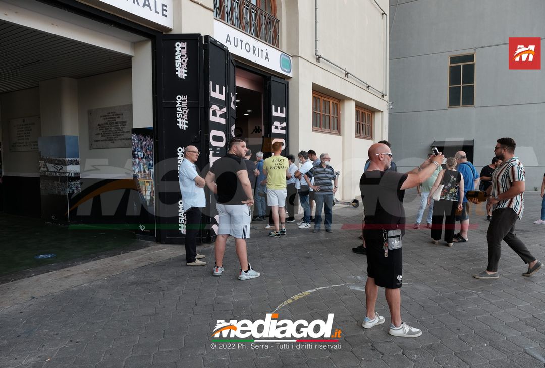 FOTO “Palermo-Vibonese, io c’ero”: tifosi in coda per prenotare maglia celebrativa - immagine 4