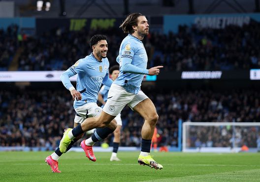 Jack Grealish del Manchester City festeggia dopo aver segnato il primo gol della sua squadra durante la partita di Premier League tra Manchester City FC e Leicester City FC all'Etihad Stadium il 2 aprile 2025 a Manchester, Inghilterra. (Foto di Michael Steele/Getty Images) Grealish e lo schiaffo dopo il derby: tifoso bandito dagli stadi per tre anni- immagine 3