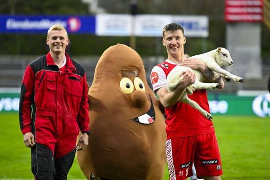 norvegia-giocatore-del-bryne-premiato-a-fine-gara-con-un-agnello