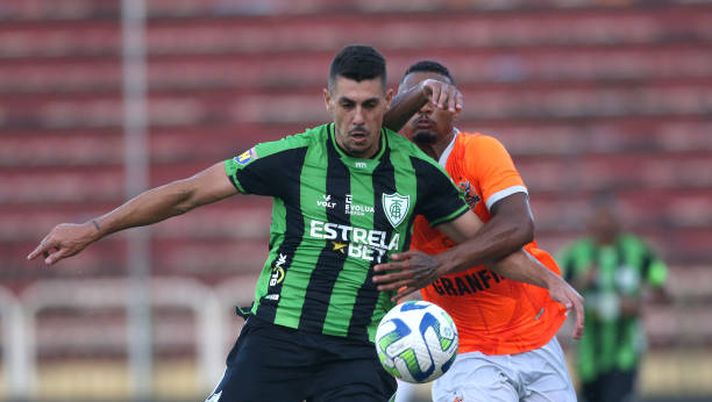 VOLTA REDONDA, BRAZIL - APRIL 12: Danilo Avelar of America MG competes for the ball with Denilson of Nova Iguacu FC ,during the Third Round First Leg - Copa do Brasil match between Nova Iguacu FC and America MG at Raulino de Oliveira Stadium on April 12, 2023 in Volta Redonda, Brazil. (Photo by MB Media/Getty Images) EX SERIE A- Steccano Avelar e Gabigol, Gaich si presenta così!- immagine 2