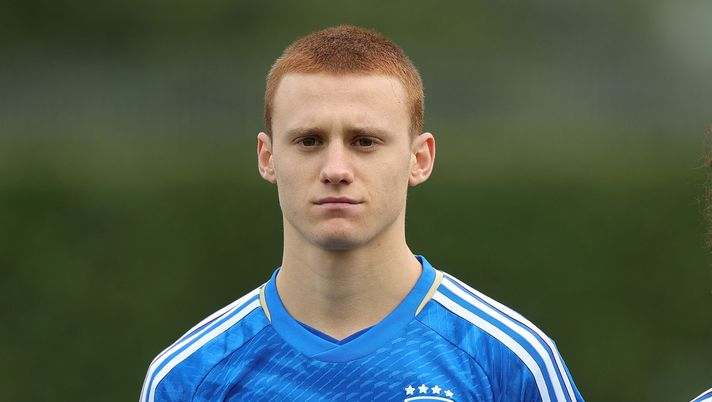 FLORENCE, ITALY - JANUARY 18: Pietro Comuzzo of Italy U18 looks on during the international friendly match between Italy U18 and Spain U18 at Centro Tecnico Federale di Coverciano on January 18, 2023 in Florence, Italy. (Photo by Gabriele Maltinti/Getty Images) Comuzzo, le valutazioni dei quotidiani: ancora sbavature e incertezze - immagine 1