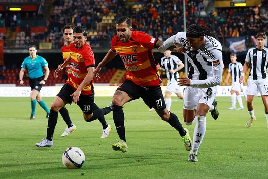 Benevento, Italia - 4 maggio 2025: Azione di gioco durante la partita tra Benevento e Juventus Next Gen. (Foto di Juventus FC/Juventus FC via Getty Images) Crotone-Benevento, dove vedere la partita in diretta TV e in streaming LIVE- immagine 3
