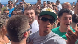 Neres scatenato per lo scudetto, festeggia con i tifosi azzurri sul lungomare