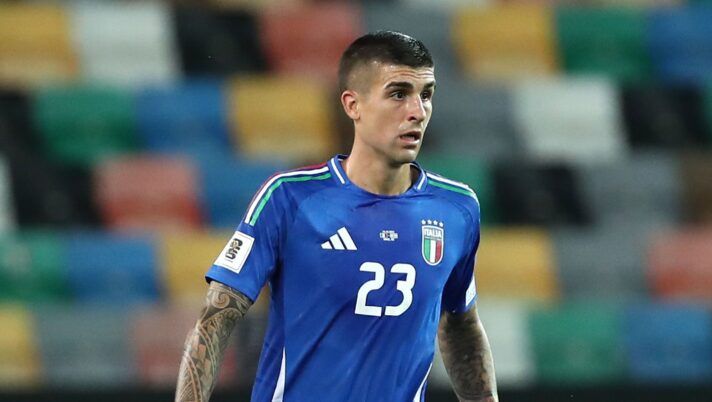 UDINE, ITALY - OCTOBER 14: Gianluca Mancini of Italy in action during the FIFA World Cup 2026 qualifier match between Italy and Israel at Stadio Friuli on October 14, 2025 in Udine, Italy. (Photo by Marco Luzzani/Getty Images) Mancini: “Vi spiego il problema che ho avuto all’inizio. Ma per uscire devono togliermi una gamba” - immagine 1