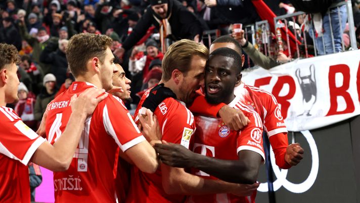 MUNICH, GERMANY - NOVEMBER 22: Dayot Upamecano of Bayern Munich celebrates scoring his team's third goal with teammates during the Bundesliga match between FC Bayern München and SC Freiburg at Allianz Arena on November 22, 2025 in Munich, Germany. (Photo by Alexander Hassenstein/Getty Images) Bundesliga, Bayern-St.Pauli: la partita in streaming gratis - immagine 1