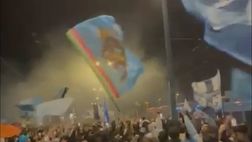 “Chi non salta insieme a noi, cos’è?” I tifosi del Napoli cantano a Capodichino