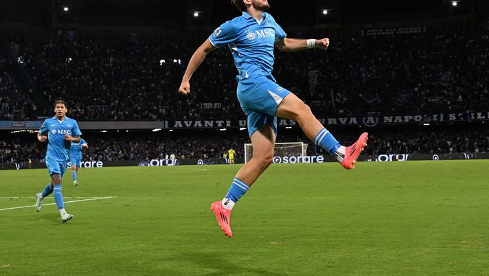 NAPLES, ITALY - SEPTEMBER 29: Khvicha Kvaratskhelia of SSC Napoli celebrates after scoring his sides second goal during the Serie A match between Napoli and Monza at Stadio Diego Armando Maradona on September 29, 2024 in Naples, Italy. (Photo by Francesco Pecoraro/Getty Images) Giordano: “Kvaratskhelia è indiscutibile! Perché si dice sia in difficoltà?” - immagine 1