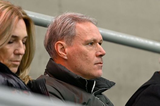 MILANO, ITALIA - 30 DICEMBRE: Marco van Basten durante la partita di Serie A TIM tra Milan e US Sassuolo allo Stadio Giuseppe Meazza il 30 dicembre 2023 a Milano, Italia. (Foto di Diego Puletto/AC Milan tramite Getty Images) Van Basten duro su Salah: “Ha il cervello di un insetto. Slot molto sincero”- immagine 3