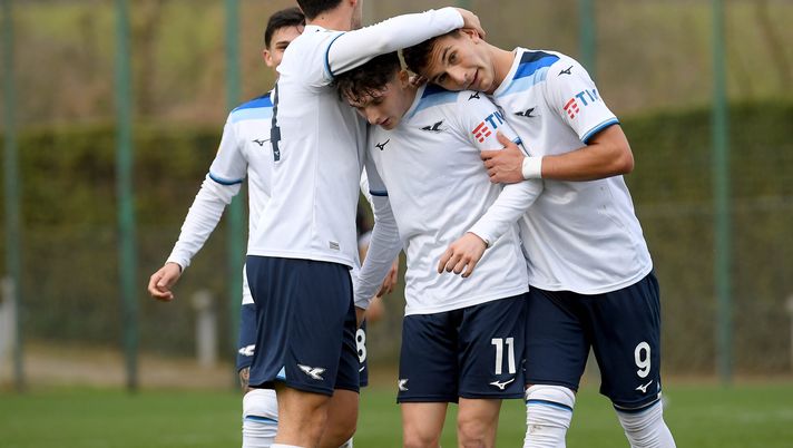 Zazza, Cuzzarella e D'AgostiniROME, ITALY - FEBRUARY 20: Cristian Cuzzarella of SS Lazio celebrates a third goal with his team mates during the Primavera 1 match between SS Lazio and Cesena at the Formello sport centre on February 20, 2025 in Rome, Italy. (Photo by Marco Rosi - SS Lazio/Getty Images) Zazza, Cuzzarella e D'Agostini