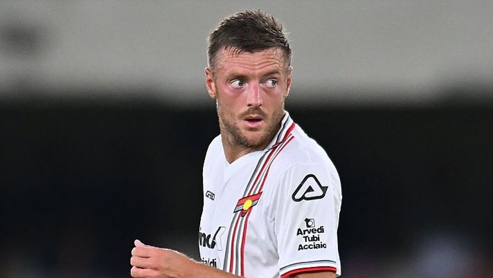 VERONA, ITALY - SEPTEMBER 15: Jamie Vardy of US Cremonese during the Serie A match between Hellas Verona FC and US Cremonese at Stadio Marcantonio Bentegodi on September 15, 2025 in Verona, Italy. (Photo by Alessandro Sabattini/Getty Images) Novità Cremonese: Vardy in dubbio per la prima in casa, ecco il motivo - immagine 1