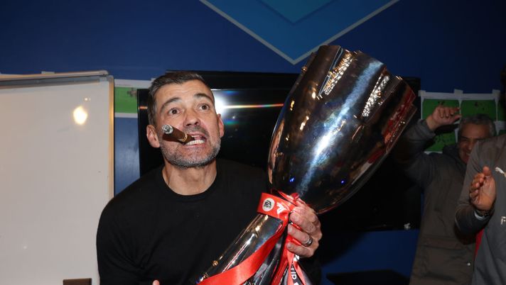 RIYADH, SAUDI ARABIA - JANUARY 06: Head coach AC Milan Sergio Conceicao celebrates with the trophy after winning the Italian Super Cup Final match between FC Internazionale and AC Milan at Al- Awwal Park Stadium on January 06, 2025 in Riyadh, Saudi Arabia. (Photo by Claudio Villa/AC Milan via Getty Images) Milan, Conceição è stato esonerato: il comunicato ufficiale del club - immagine 1
