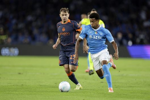 NAPLES, ITALY - OCTOBER 25: David Neres of SSC Napoli battles for possession with Nicolò Barella of FC Internazionale during the Serie A match between SSC Napoli and FC Internazionale at Stadio Diego Armando Maradona on October 25, 2025 in Naples, Italy. (Photo by Francesco Pecoraro/Getty Images)