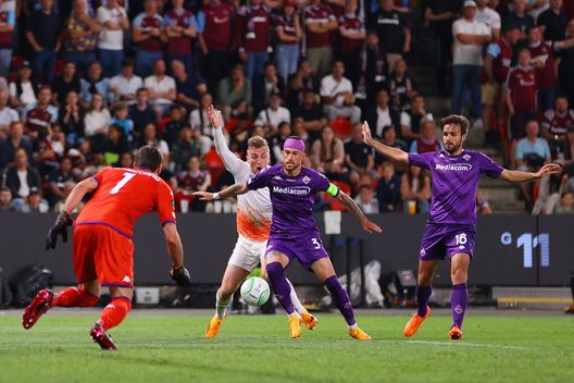 PRAGUE, CZECH REPUBLIC - JUNE 07: Jarrod Bowen of West Ham United appeals for a penalty, which later leads to a penalty to West Ham United for handball off Cristiano Biraghi of ACF Fiorentina during the UEFA Europa Conference League 2022/23 final match between ACF Fiorentina and West Ham United FC at Eden Arena on June 07, 2023 in Prague, Czech Republic. (Photo by Richard Heathcote/Getty Images) Sandrelli sulla finale: “Aveva ragione Napoleone”- immagine 2