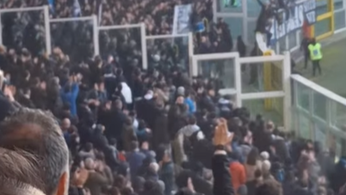 VIDEO La Napoli che non fanno vedere in tv: il bellissimo gesto dei tifosi azzurri - immagine 1