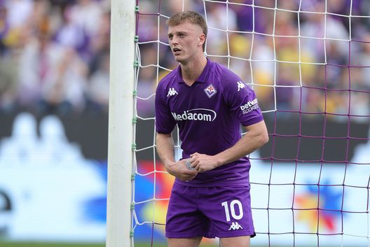 FLORENCE, ITALY - MARCH 30: Albert Gudmundsson of ACF Fiorentina reacts during the Serie A match between Fiorentina and Atalanta at Stadio Artemio Franchi on March 30, 2025 in Florence, Italy. (Photo by Gabriele Maltinti/Getty Images) Gudmundsson, sentenza processo dopo l’estate? La Fiorentina attende interessata- immagine 2