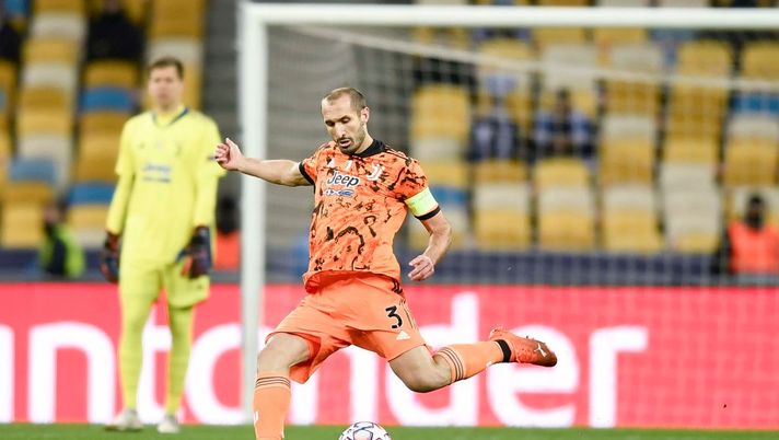 KYIV, UKRAINE - OCTOBER 20: Giorgio Chiellini of Juventus kicks the ball during the UEFA Champions League Group G stage match between Dynamo Kyiv and Juventus at NSC Olimpiyskiy Stadium on October 20, 2020 in Kyiv, Ukraine. (Photo by Daniele Badolato - Juventus FC/Juventus FC via Getty Images) Juventus, i convocati di Pirlo per il derby: assenti Chiellini, Buffon e Demiral - immagine 1