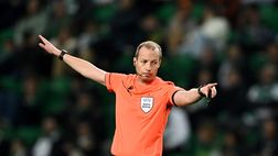 L’arbitro segue l’azione con la scarpa in mano: l’episodio in Europa League
