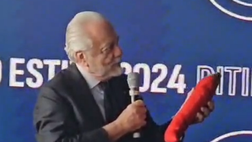 De Laurentiis riceve due regali dal sindaco di Castel di Sangro in conferenza