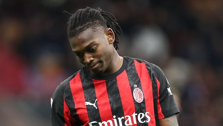 MILAN, ITALY - OCTOBER 24: Rafael Leao of AC Milan reacts following the draw during the Serie A match between AC Milan and Pisa SC at Giuseppe Meazza Stadium on October 24, 2025 in Milan, Italy. (Photo by Marco Luzzani/Getty Images) Milan, Leao sente fastidio quando accelera: le sensazioni sulla sua gestione con la Roma - immagine 1