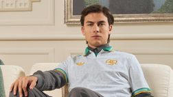 Roma, ecco la terza maglia: bianca con dettagli oro-verdi e l’acronimo ASR