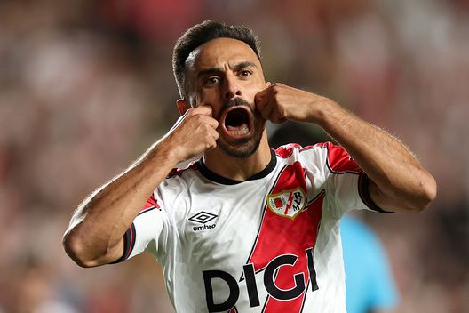 Madrid, Spagna - 28 agosto 2025: Álvaro García esulta dopo il gol contro il Neman. (Foto di Florencia Tan Jun/Getty Images) Rayo Vallecano-Barcellona, dove vedere la partita in tv e streaming live- immagine 2