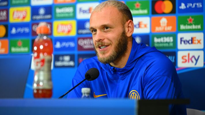 MILAN, ITALY - NOVEMBER 25: Federico Dimarco of FC Internazionale speaks to the media during the UEFA Champions League 2024/25 League Phase MD5 press conference at Stadio Giuseppe Meazza in San Siro on November 25, 2024 in Milan, Italy. (Photo by Mattia Pistoia - Inter/Inter via Getty Images) Dimarco: “Norvegia? Siamo chiari, impossibile ribaltarla. Pio? Lo vedo all’Inter e vi dico…” - immagine 1