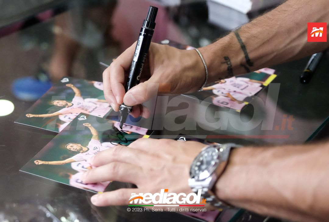 FOTO PALERMO: Federico Di Francesco scatta selfie con i tifosi allo store (GALLERY) - immagine 30