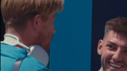 Napoli a Castel di Sangro, sorrisi e stretta di mano fra De Bruyne e Gilmour IL VIDEO