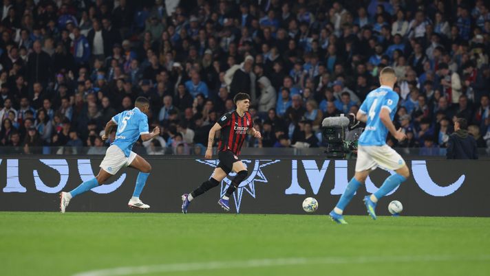 NAPLES, ITALY - APRIL 06: Davide Bartesaghi of AC Milan in action during the Serie A match between SSC Napoli and AC Milan at Stadio Diego Armando Maradona on April 06, 2026 in Naples, Italy. (Photo by Claudio Villa/AC Milan via Getty Images) Bartesaghi titolarità ritrovata contro il Napoli, ma ora cosa manca? - immagine 1